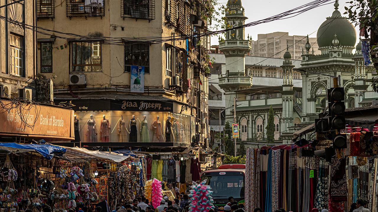 Post the sacred rituals of praying and Iftar, people come out on Mohammad Ali Road to relish the lively aura that comes with Ramadan. The streets light up with pulsating shops, sweet stalls, scrumptious food, and fragrant ittars that attract visitors till late in the night. Photo Courtesy: Vishesh Kanani