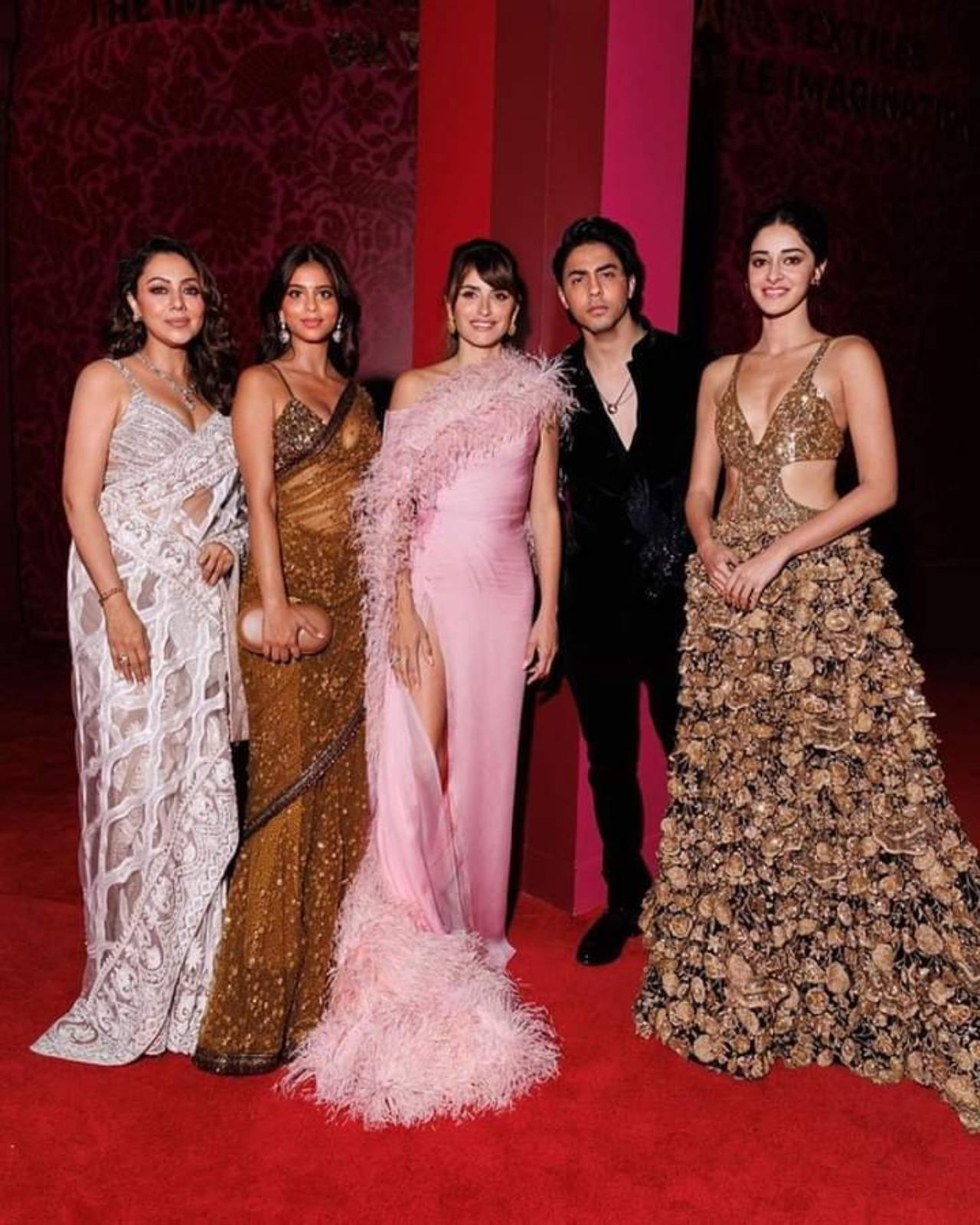 Penelope Cruz strikes a pose with Gauri Khan, Suahan Khan, Aryan Khan, and Ananya Panday