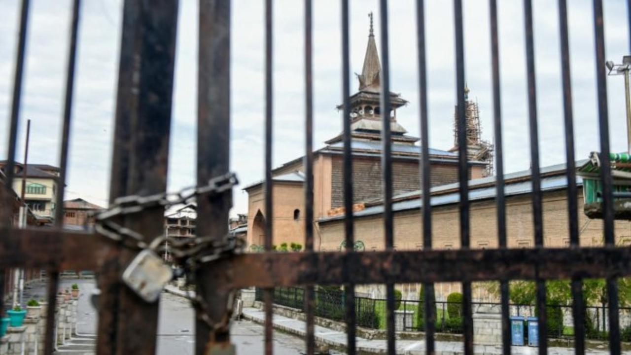 Disallowing Juma'tul Vida prayers at Jamia Masjid in Srinagar 'reprehensible', say J&K politicians