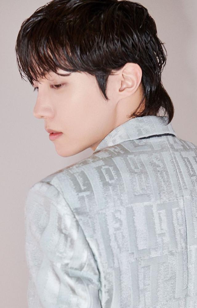 J-Hope gave Army a glimpse of his new hair cut as he prepares to begin his mandatory military service. 