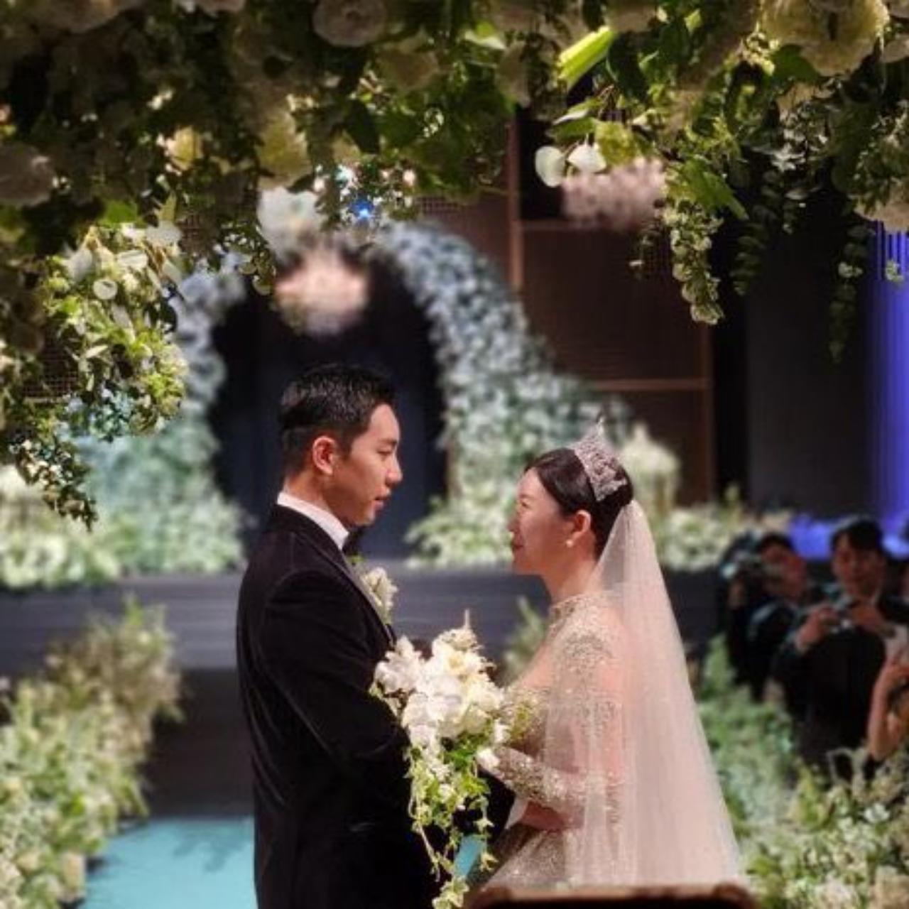 For the wedding ceremony, Lee Seung-gi opted for a classic black tuxedo, white shirt, and black bow