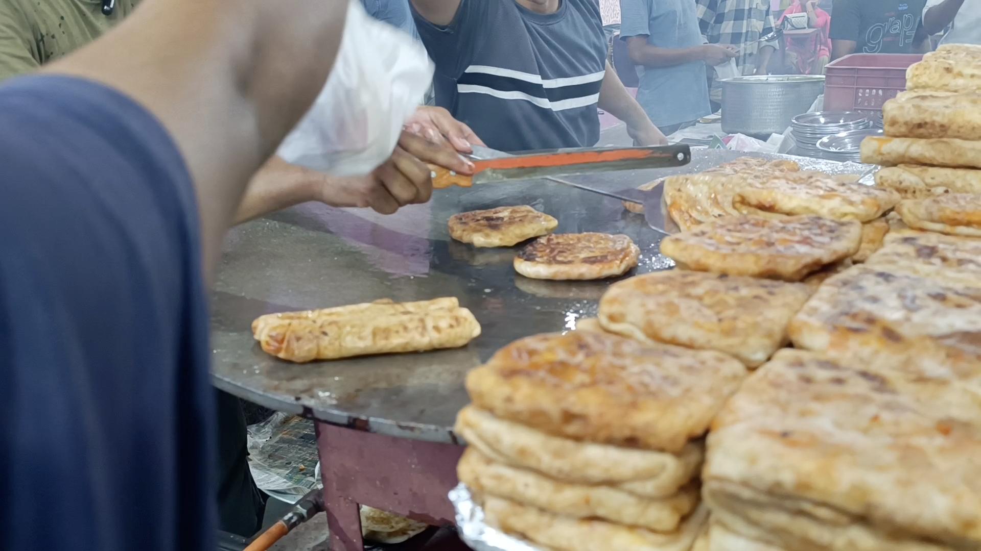Mumbai’s special Baida Roti If you haven’t tasted Baida Roti, you are missing out on a food fortune! Indulge in delicious Baida Roti at these lesser-explored stalls on Mira Road. Not only is it delicate in texture but is also a blast of flavours in your mouth