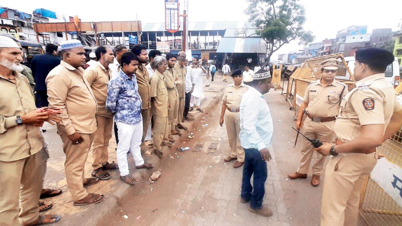A team of senior police officers held a counselling session for all auto drivers outside the station recently. Pic/Anurag Ahire 