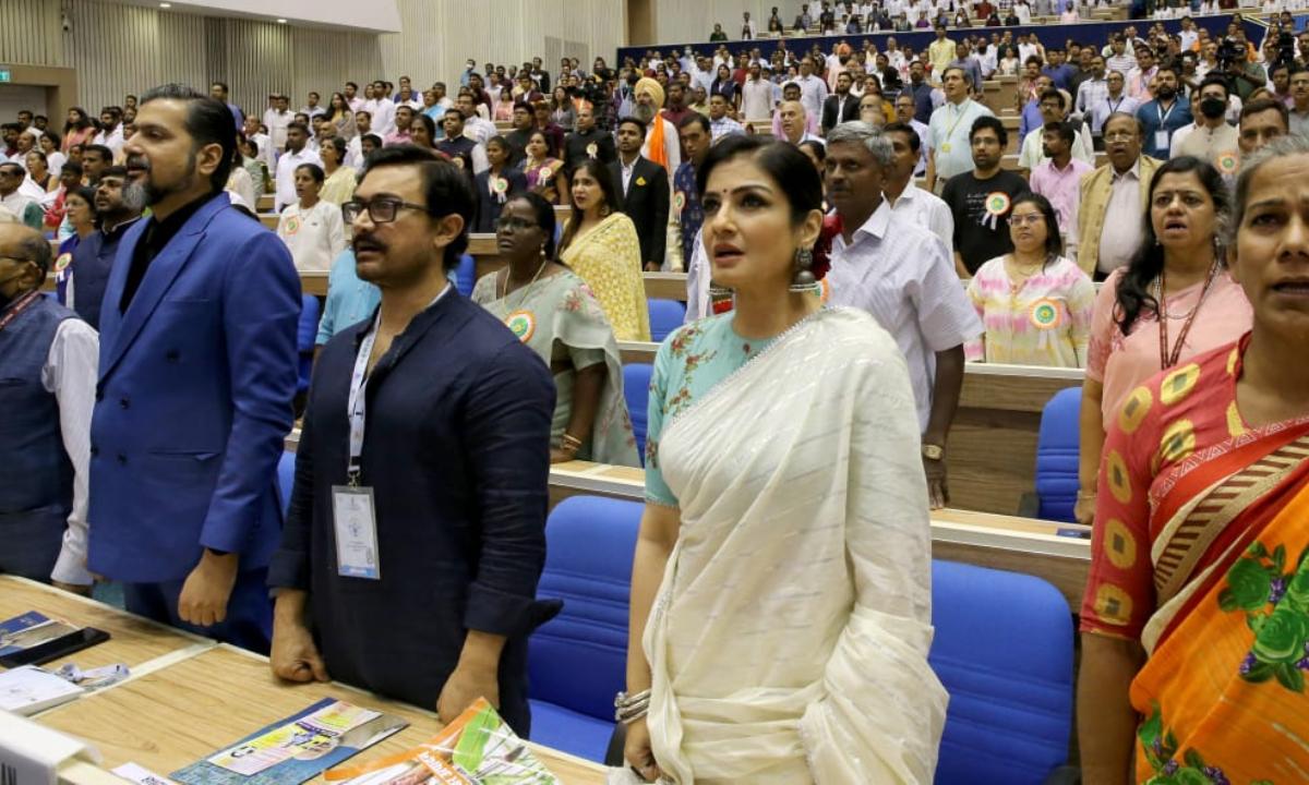 Bollywood actors Aamir Khan and Raveena Tandon were one of the many esteemed citizens of the country who attended the inaugural ceremony of the 'Mann Ki Baat@100', a National Conclave oragnised by the  Ministry of Information and Broadcasting on Wednesday in New Delhi. 