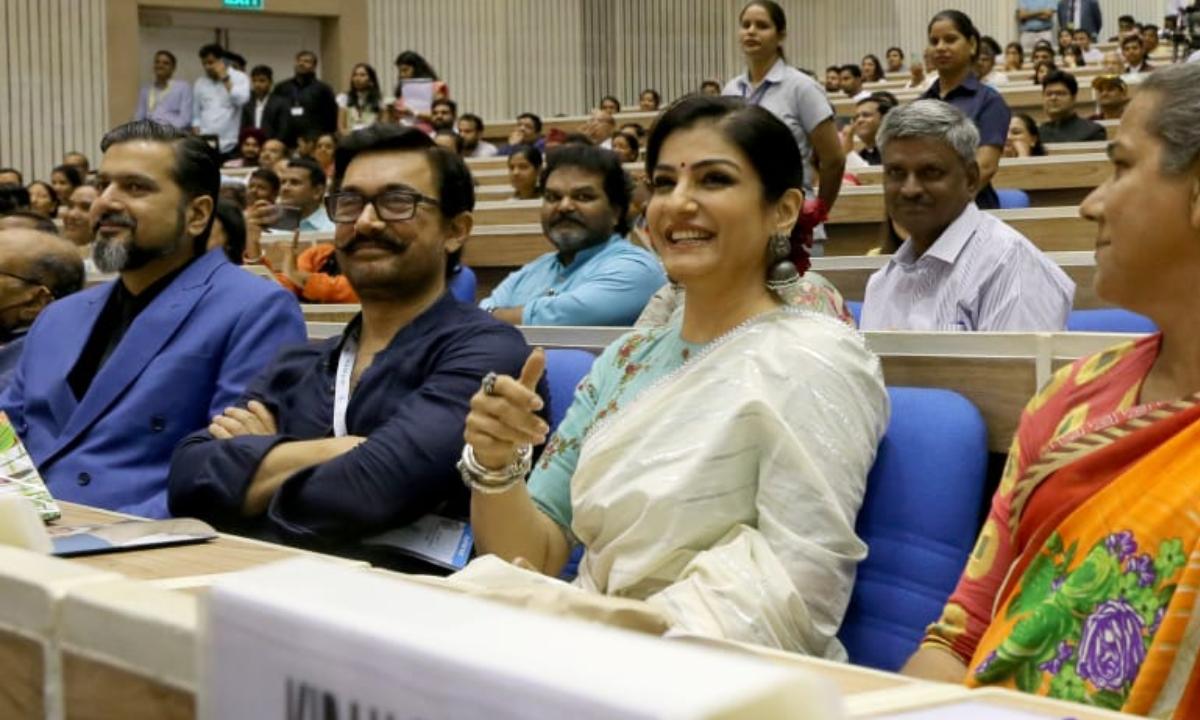 Organised by Prasar Bharti, the event was held at the Vigyan Bhawan in the national capital. The 'Andaz Apna Apna' co-stars, Aamir Khan and Raveena Tandon were seen sitting next to each other at the inaugural session. 