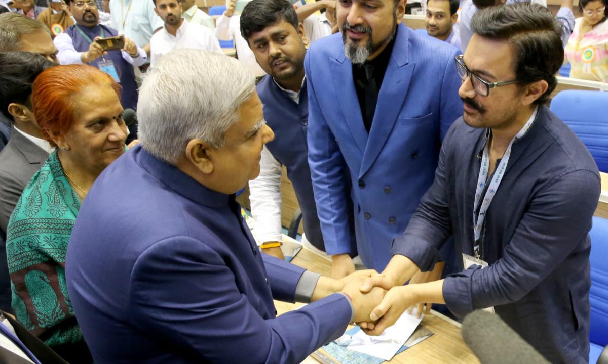 The inaugural session of the Conclave was graced by Vice President Jagdeep Dhankar in the presence of Union Minister Anurag Thakur. In the photo, Aamir can be seen shaking hands with the Honourable Vice President. 