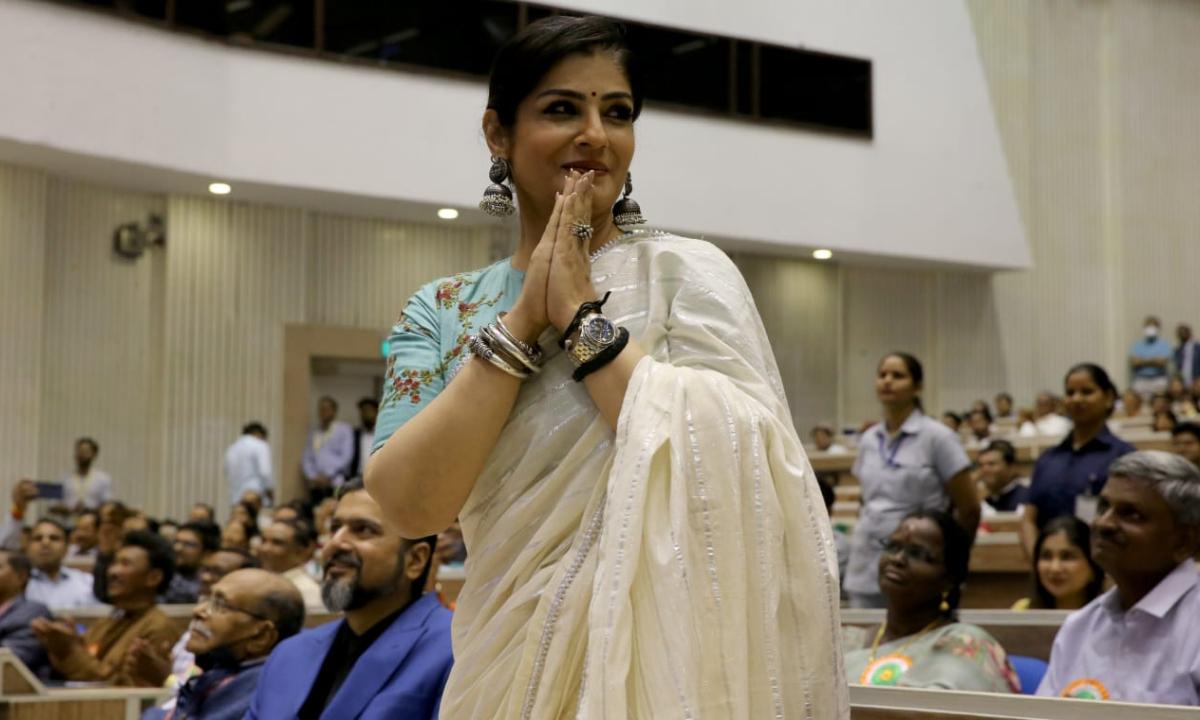 While Aamir Khan was seen wearing a simple navy blue kurta, Raveena Tandon who was recently honoured with a Padmashri Award opted for an off-white cotton saree and a blue blouse with floral embroidery. The 'Mohra' looked stunning as she rounded-off her look with oxidised jewellery. 