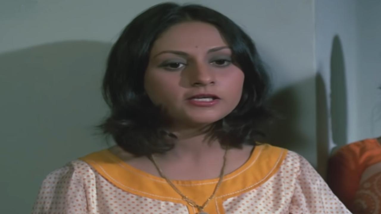 Mili (1975)Another movie by Hrishikesh Mukherjee, where Jaya Bachchan was cast opposite Amitabh. The story centres around a reclusive, depressed man who falls in love with a bubbly young woman. Later he found that she has cancer.
 