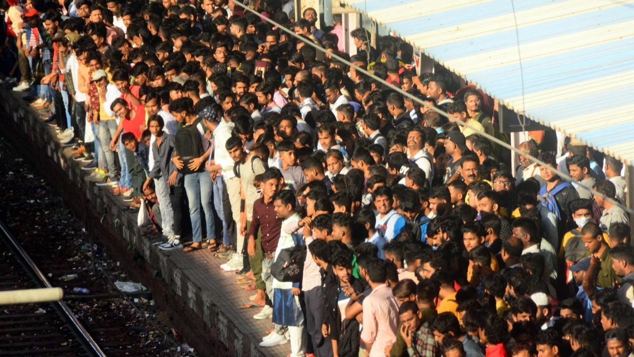 Huge crowds were seen at some railway stations. Pic/Satej Shinde