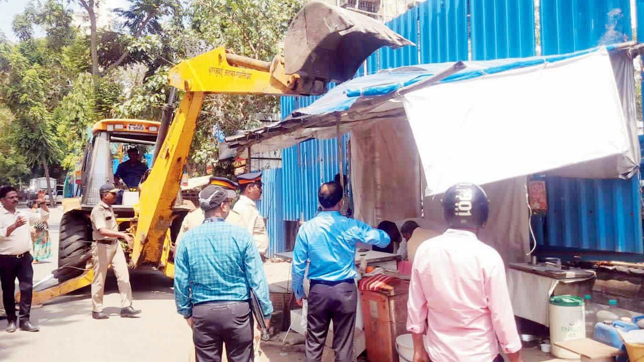 City cops and civic officials demolish illegal pan beedi shops