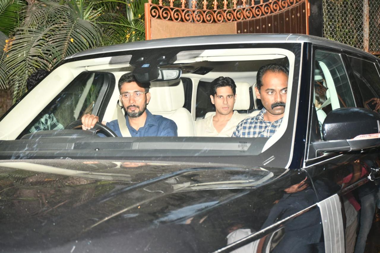 Sidharth Malhotra along with wife and actor Kiara Advani were seen arriving at the Chopra residence on Friday evening