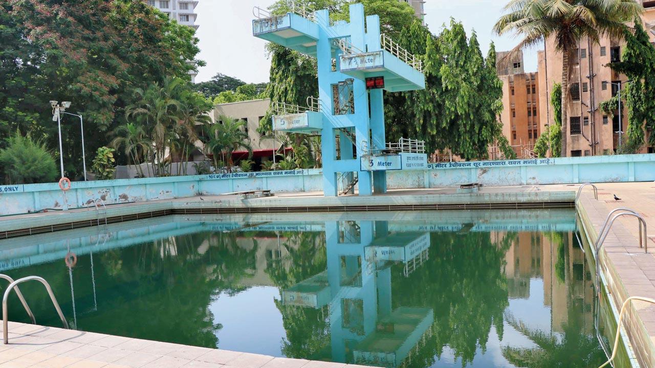 The Kalidas pool at Mulund West, which allegedly lacks a first aid kit, on Thursday. Pic/Rajesh Gupta