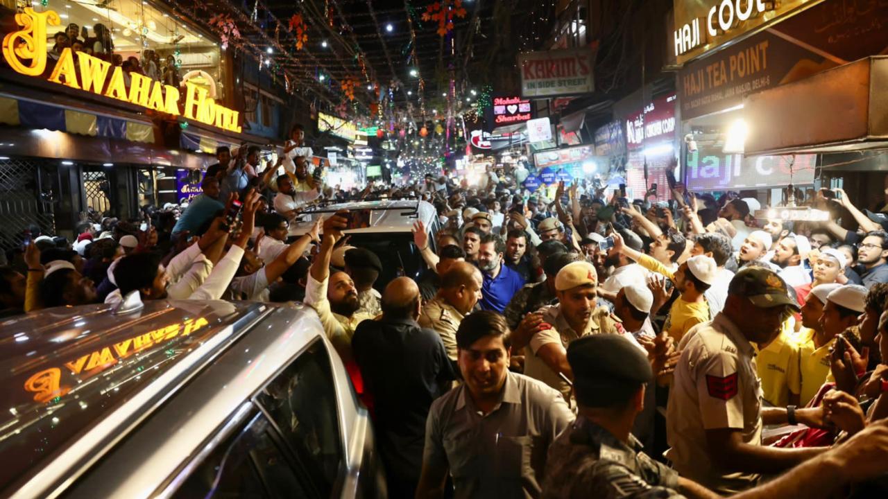 People showed up in large numbers to catch a glimpse of Rahul Gandhi. Netizens shared dozens of images and selfies of themselves with the Congress leader, next to the famous Jawahar Hotel near Jama Masjid in Old Delhi. Photo Courtesy: INC India