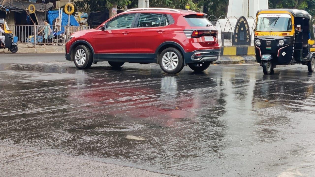 Motorists in Borivali witnessed sudden showers on Friday morning. Pics/Nimesh Dave