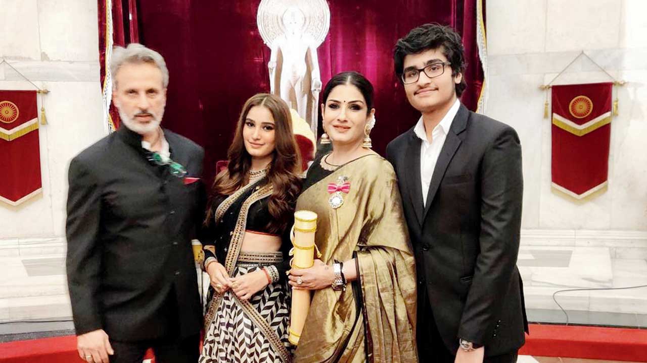Raveena Tandon with her family at the felicitation ceremony