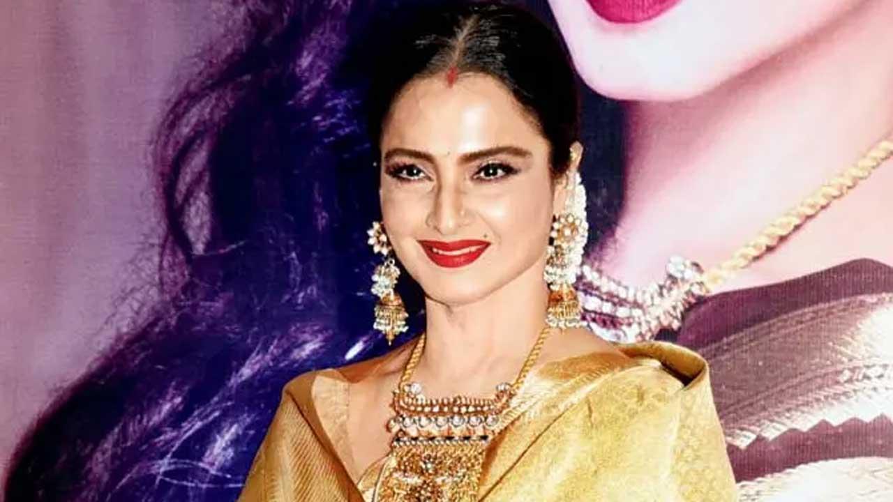 Rekha makes heads turn, jokes with paps on 'Citadel' blue carpet