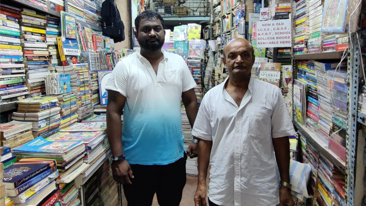 His son Chirag Viseriyya has completed his schooling and is now planning to take over the store’s operations. Jethalal Viseryya says, “My son is literate, he also understands English. So if any English-speaking customers come in search of any specific books, Chirag easily helps them out by conversing in the language. Nowadays, he comes to the stall daily and contributes to selling books and connects with the customers.”