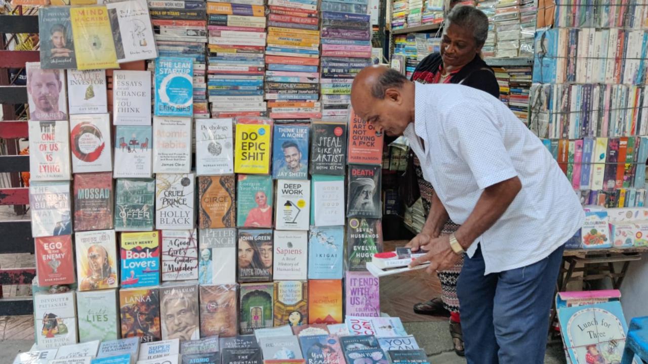 Selling books for over 50 years, Viseriyya has noticed that his customers enjoy reading books by famous authors like Jeffrey Archer, Sidney Sheldon, Lee Child, and Stephen King. Youngsters hardly enjoy reading stories of young Indian authors, he says. The only Indian-authored books, according to him, that have worked well in the past are Chetan Bhagat’s Five Point Someone, The 3 Mistakes Of My Life, and One Night At The Call Center.”