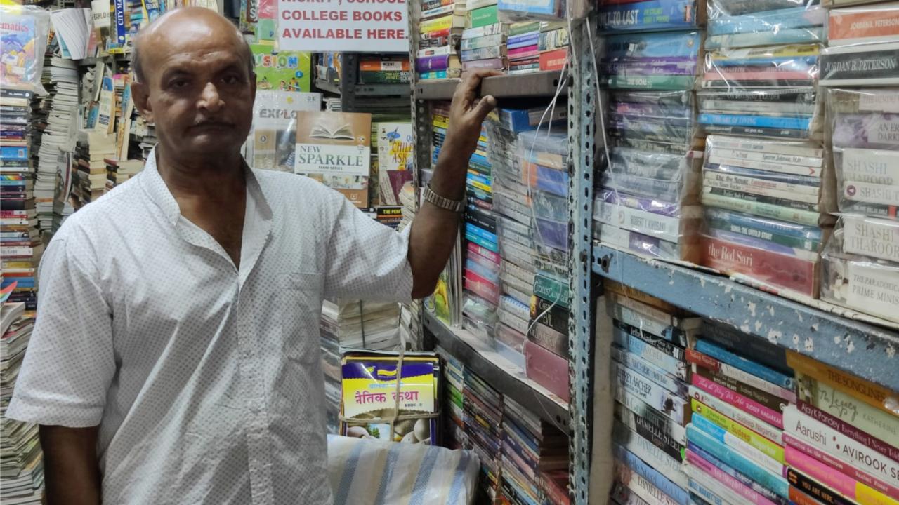 Jethalal Viseriyya is the proud owner of the bookshop which was initially a scrap store. Trading in scrap, Viseriyya would also sell a few novels. The sale picked up to Viseriyya's surprise. Gauging a new opportunity, the 64-year-old chose to venture into the 