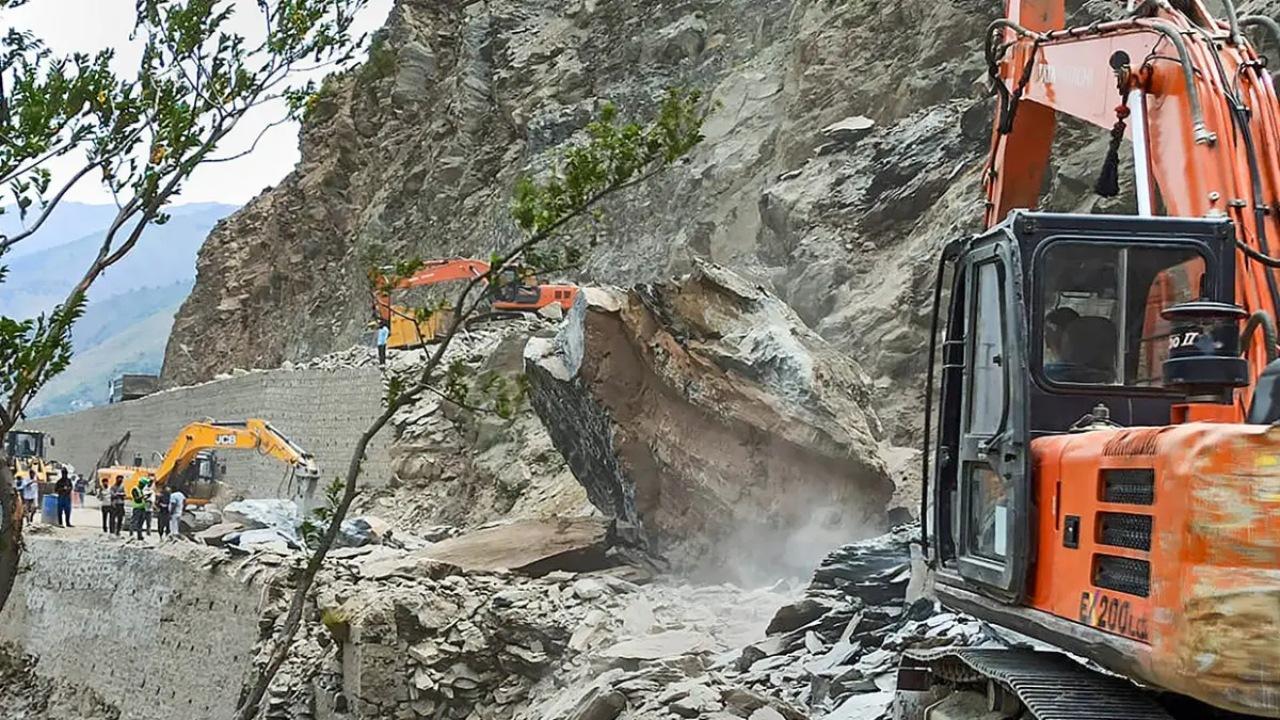 Shooting stones kill two persons on Srinagar-Jammu highway