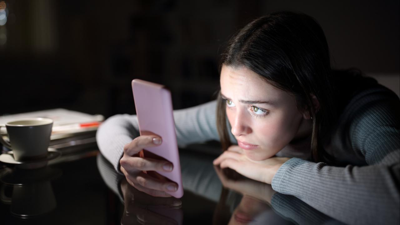 Smartphone gazing in the dark can make you 'blind'