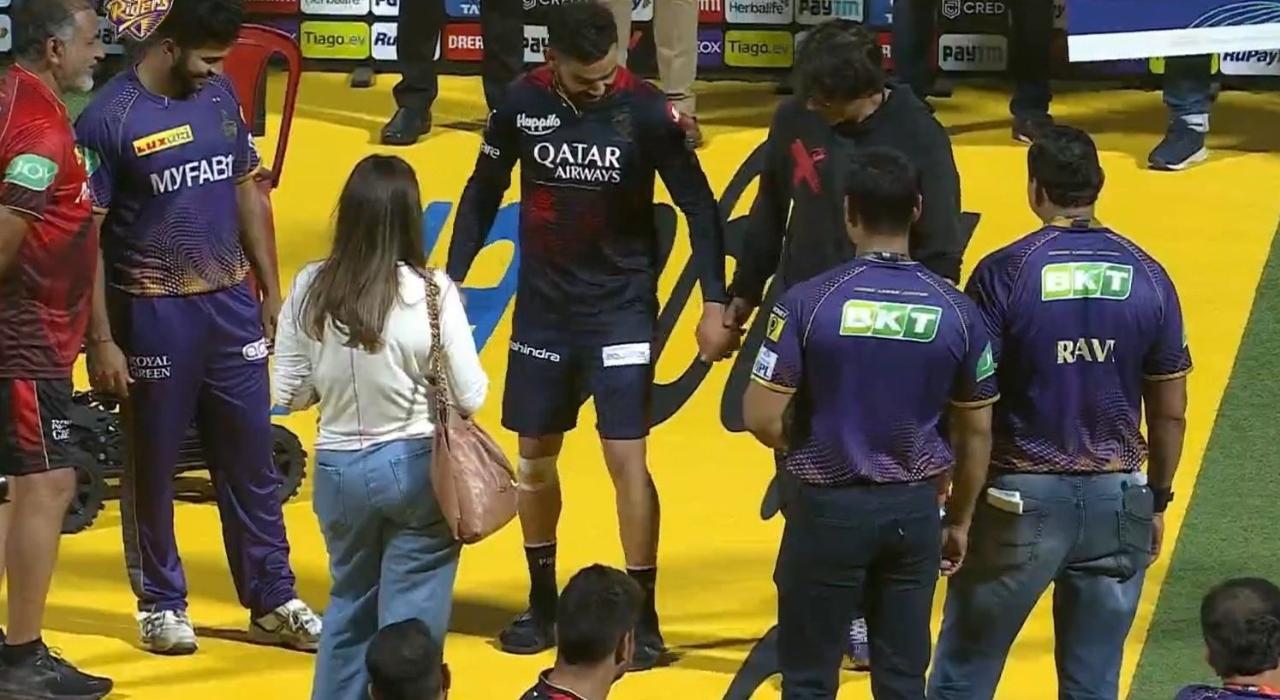Virat Kohli's love for dance is not unknown as the cricketer often breaks into dance on the field. Post-match, Khan taught Kohli the hookstep to 'Jhoome Jo Pathaan' and both the stars grooved to it (Pic/Twitter)