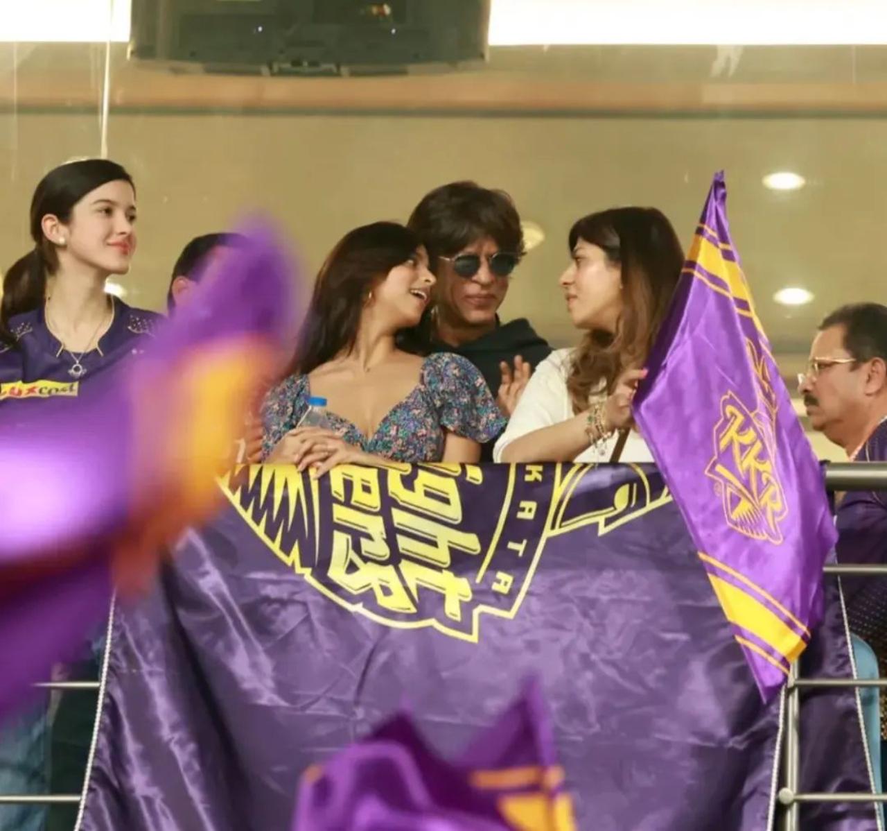 The superstar gets chatty with Suhana Khan and manager Pooja Dadlani as Shanaya Kapoor looks on (Pic/Twitter)