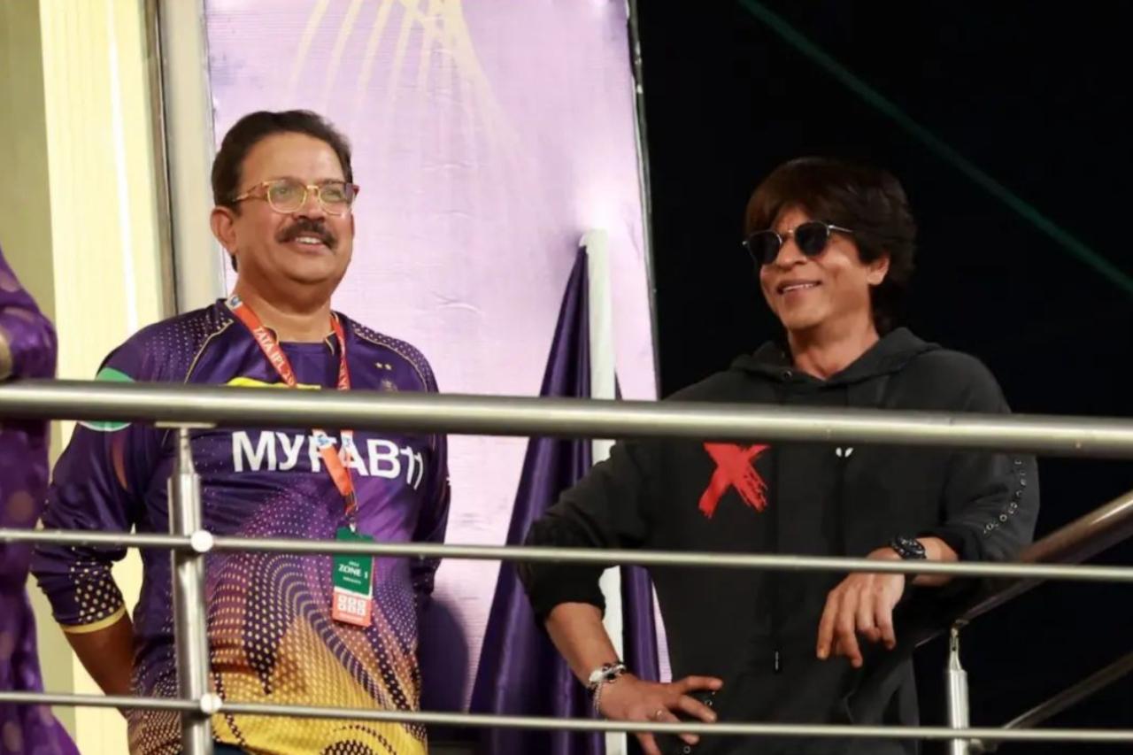 Shah Rukh Khan was seen chatting away with KKR CEO Venky Mysore during the thrilling match between KKR and RCB (Pic/Twitter)