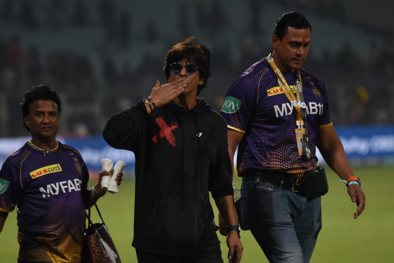Khan was seen in a jovial mood as he waved and greeted his fans at the stadium and took a walk around the stadium after KKR's first win of the season (Pic/Pallav Paliwal)