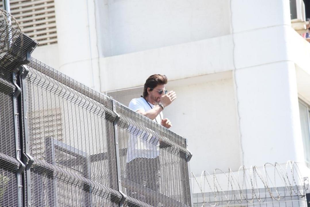 Shah Rukh Khan maintains Eid tradition, greets fans waiting outside Mannat