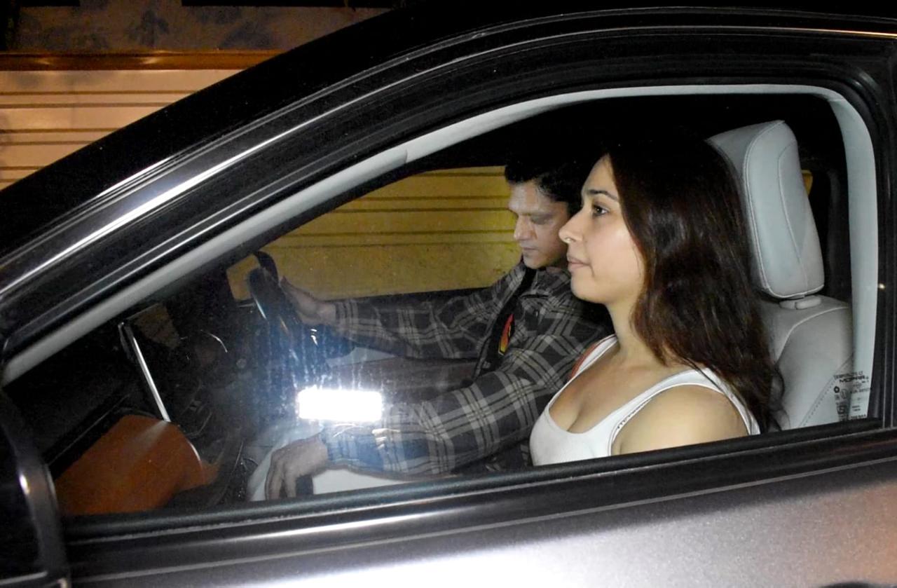 For their dinner night out, Tamannaah was in a two-tone grey trousers and white vest, while Vijay was in a grey check shirt worn over a black t-shirt. The two did not react much to the photographers clicking them but did wave back briefly