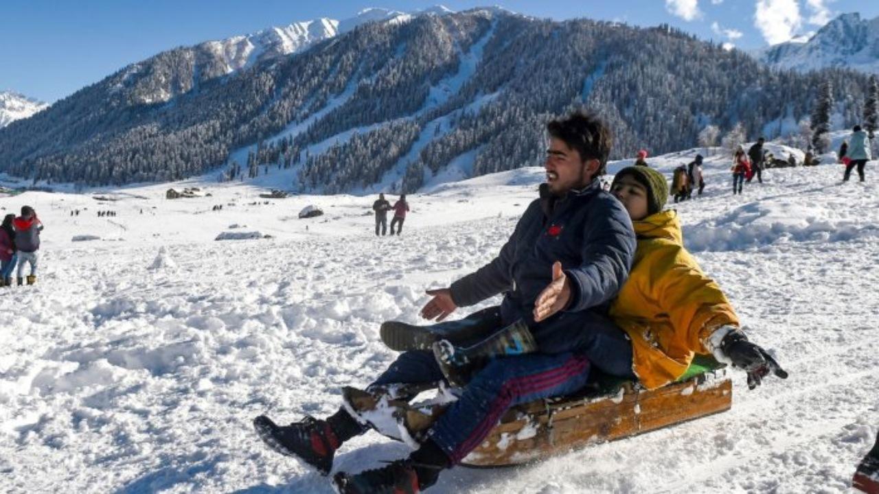 Tourists throng Kashmir to enjoy mix of snow-clad mountains and bright sunshine