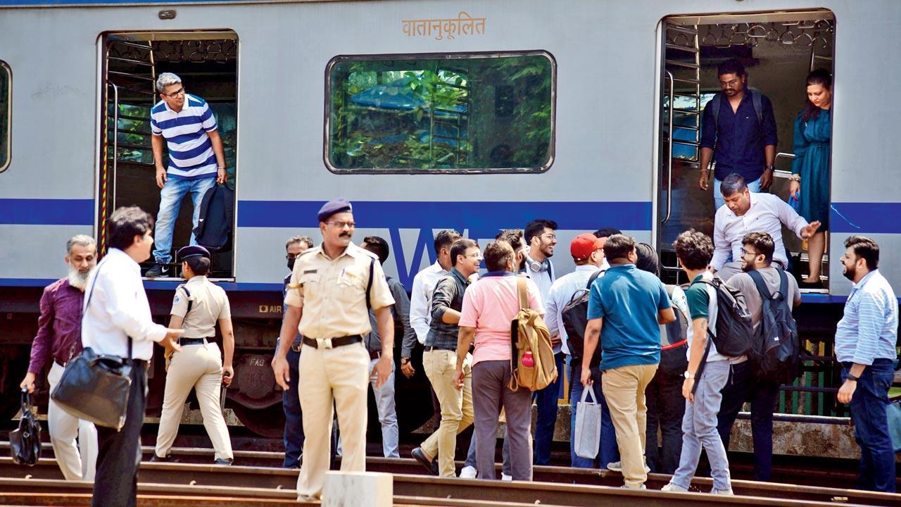 Mumbai: 3 trains stalled for an hour between Dahisar, Borivali after overhead wire snaps
