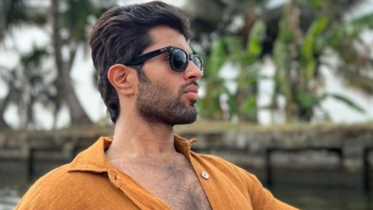 Vijay Deverakonda rides a boat to work in Kerala, see!