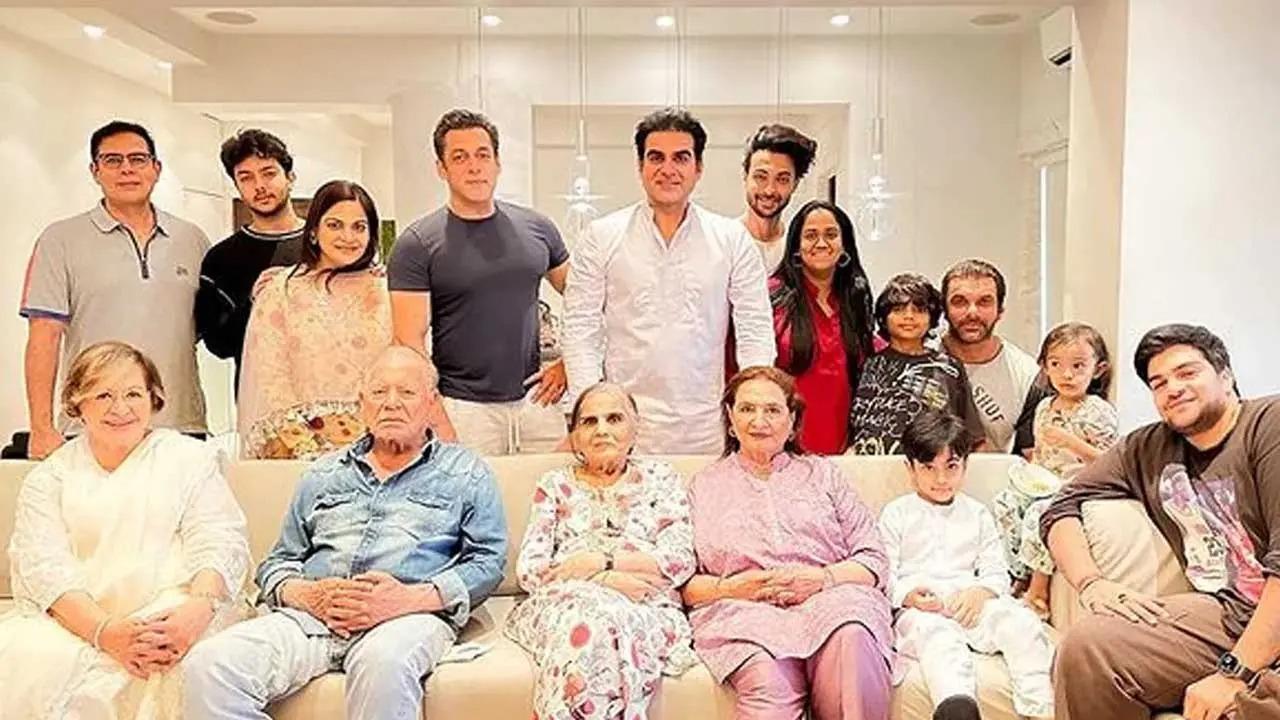 Arbaaz Khan took to social media to share the 'Khan-daan' picture clicked on the occasion of Eid