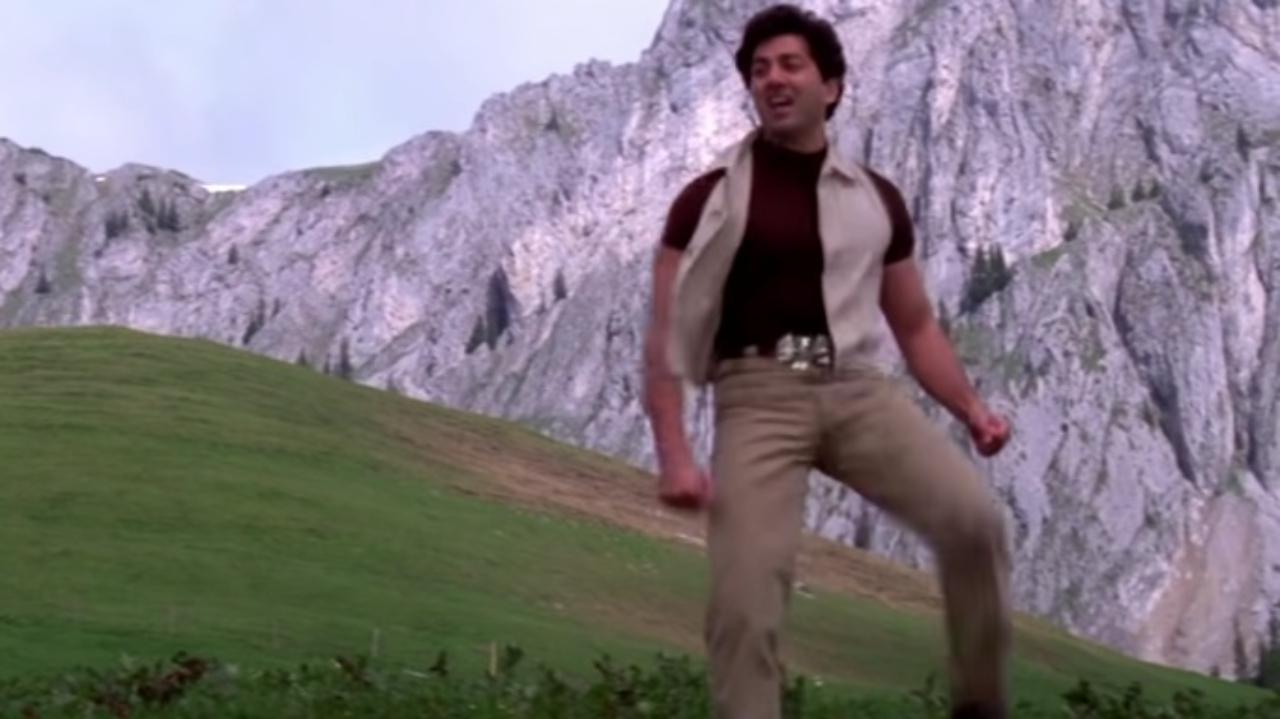 Who can ever forget Sunny Deol's PT hour in the song 'Yaar O Yaara'. Deol stomping on the ground with force on a green mountain with the gorgeous Karisma Kapoor is a dance step that is unforgettable and has stuck with the actor to date