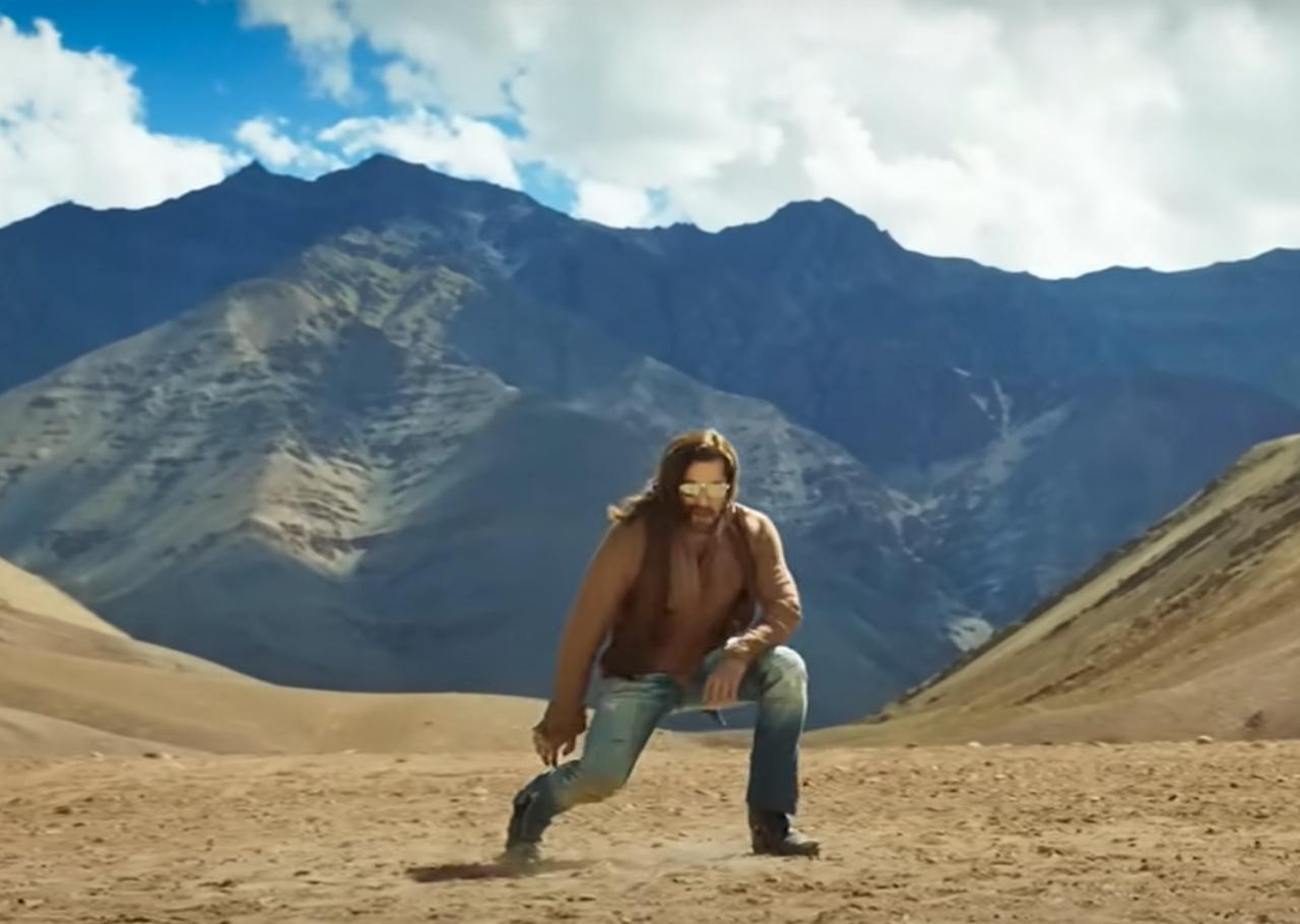 Salman Khan's moves in the song 'Naiyo Lagda' from the recently released film 'Kisi Ka Bhai Kisi Ki Jaan' was trolled by netizens for its choreography. Bhaijaan was busy with what looked like forward and side lunges on a deserted land. And mind you, it is a romantic song with a gorgeous Pooja Hegde standing by his side in a yellow outfit