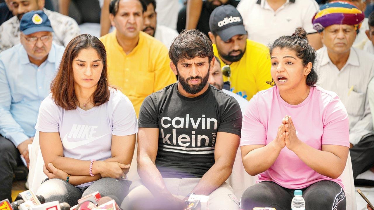 Wrestlers continue protest, Ministry stalls WFI elections