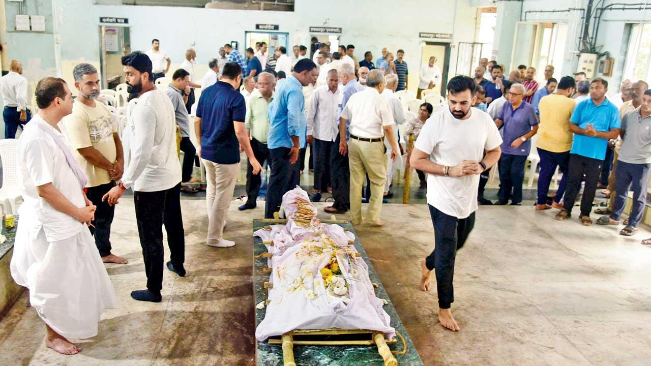 Zaheer Khan pays his last respects to mentor Sudhir Naik