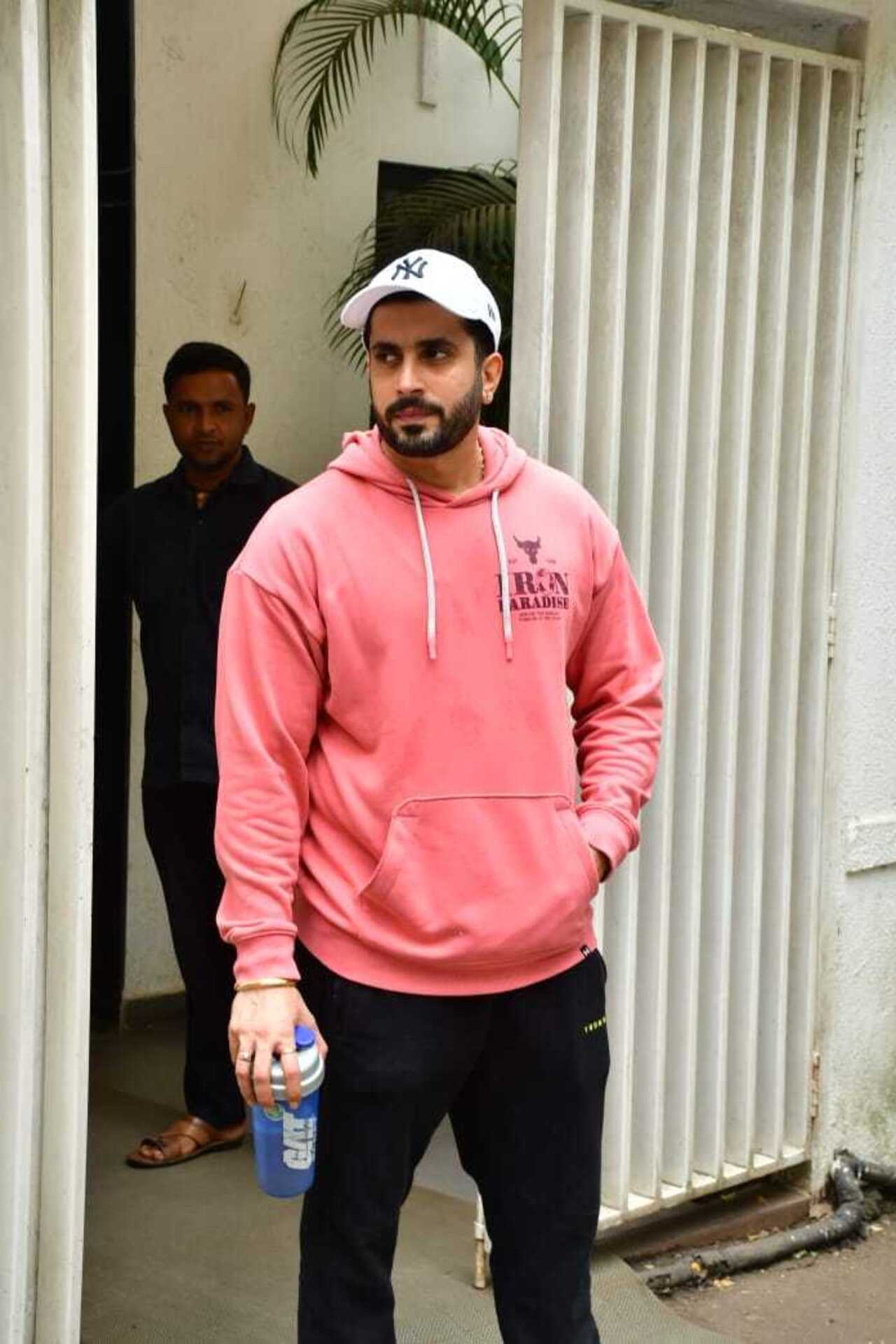 Sunny Singh snapped at the gym in Juhu. The actor was clicked wearing a cool pink sweatshirt with black jeans