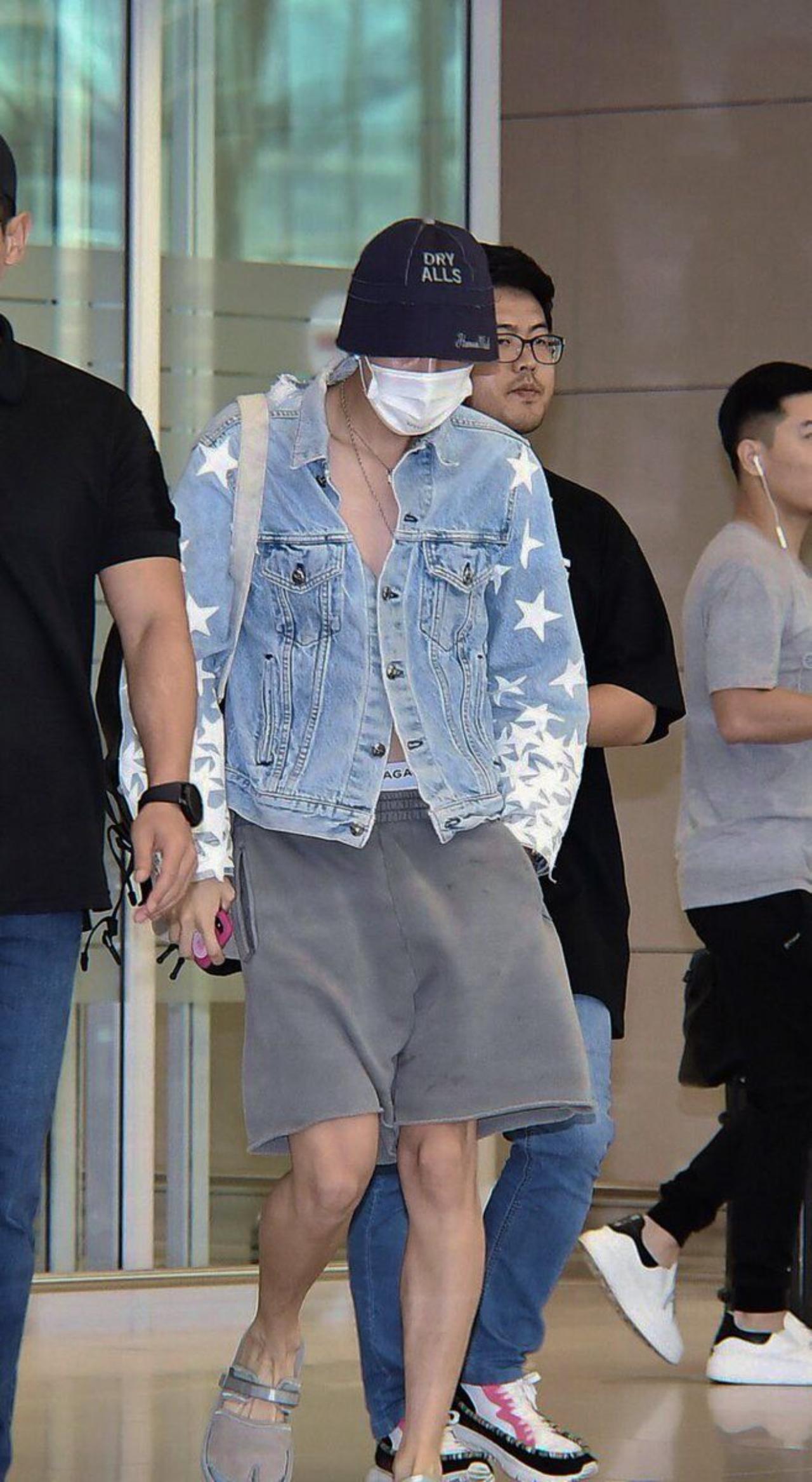 Speaking of airport looks, ARMYs can never forget this iconic J-Hope look. The artist wore a star-printed denim jacket and flaunted his collarbones