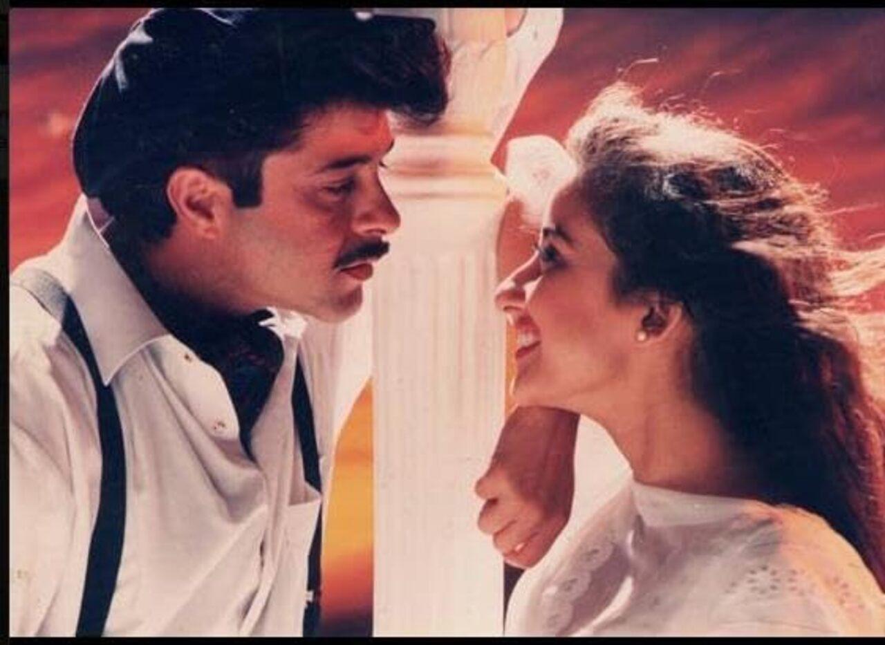 During this period, any revolutionaries against the British Raj were being severely punished with a crackdown enforced against them and their families and supporters. Amidst this turmoil, Anil Kapoor falls for Manisha Koirala, whose fathers are loyal British employee and revolutionary respectively