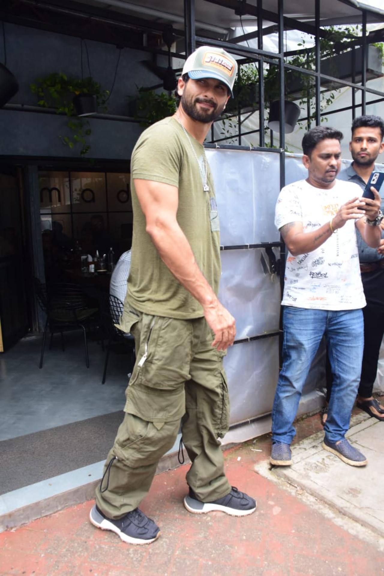 Hayee, we're melting at that smile! Shahid Kapoor looks ever the charming hero in his camouflage army-style olive green t-shirt and baggy pants