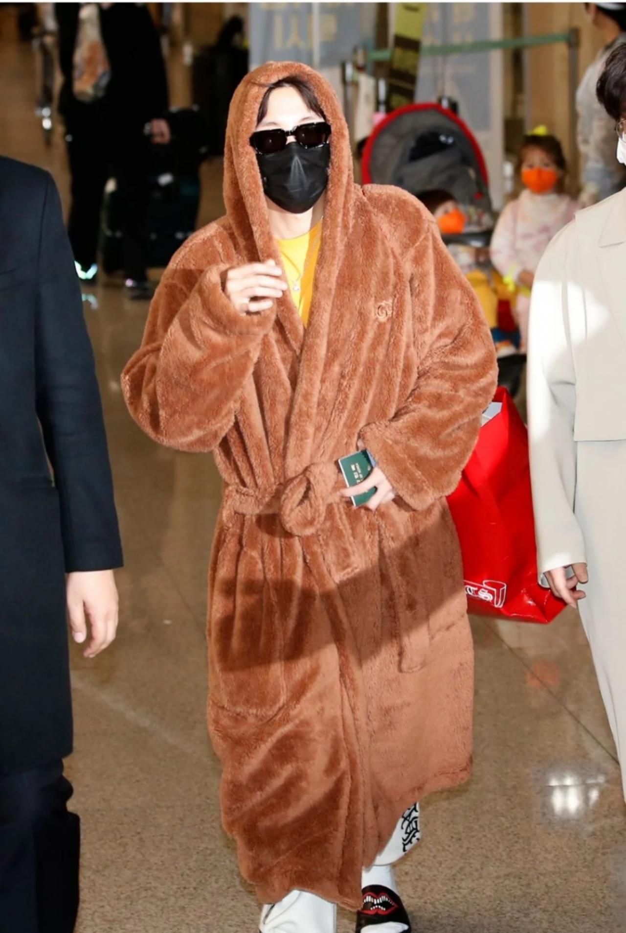 J-Hope is known for pulling some rather bizarre and eccentric fashion choices. A bathrobe? Seriously Hobi? And how does he manage to look good even in this? We just had a flashback to that Run! BTS episode where he was forced to dress up in a ridiculous all-pink ensemble - but still rocked the ramp!
