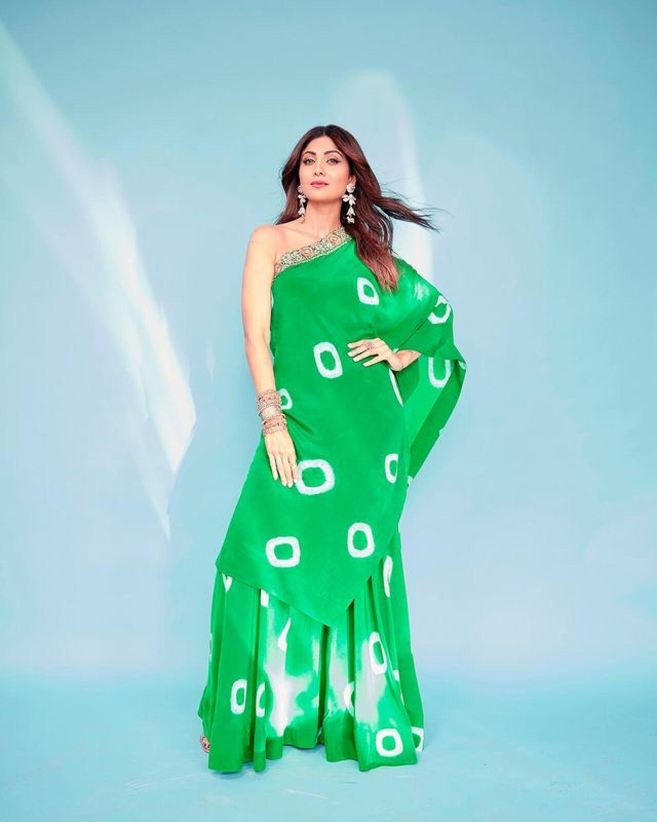 Shilpa Shetty looked gorgeous in her green fusion-style ethnic wear. She wore an off-shoulder blouse that trailed upto her waist and a sharara patterened with a loose bandhni print