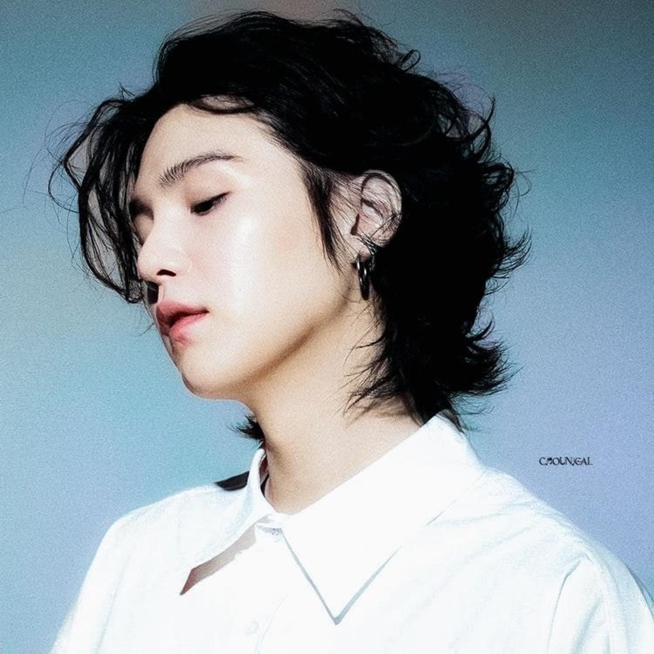 ARMY went gaga for this never-seen-before avatar of Min Yoongi. Twitter erupted with many fans begging Yoongi to never take a pair of scissors near his hair again! He certainly looks like a dreamy retro star in this hairstyle