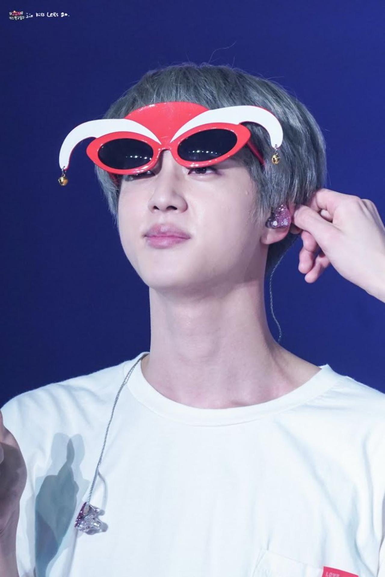 The man may be a millionaire but he would still choose this joker-themed pair of sunglasses onstage, just to make ARMY laugh