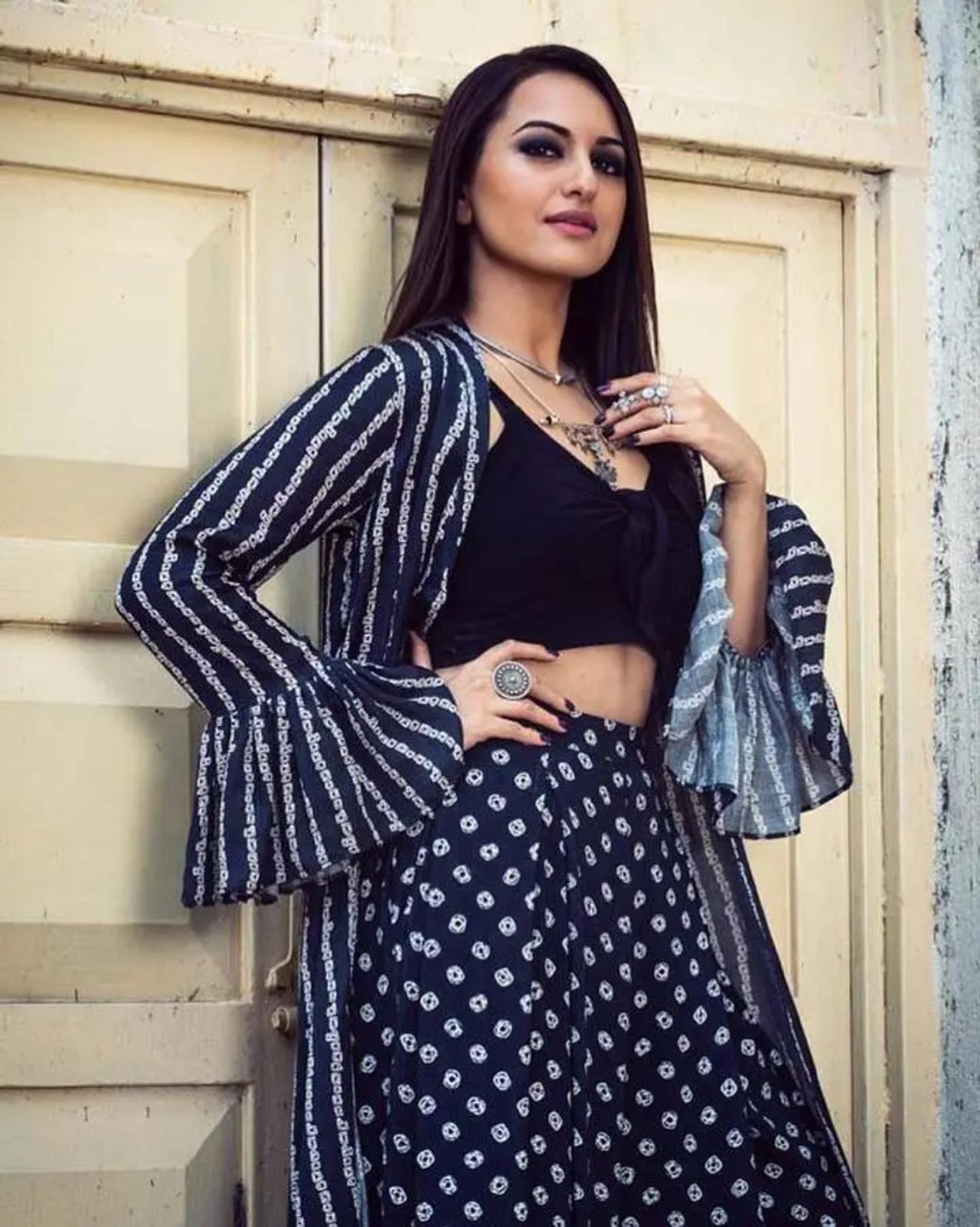 Sonakshi Sinha
When we think of bandhani prints, traditional garments like dupattas, kurtas and sarees come to mind. But Sonakshi Sinha decided to choose a stunning eclectic ensemble with this bohemian fit. Who would have thought stripes and bandhani would contrast but also complement each other?