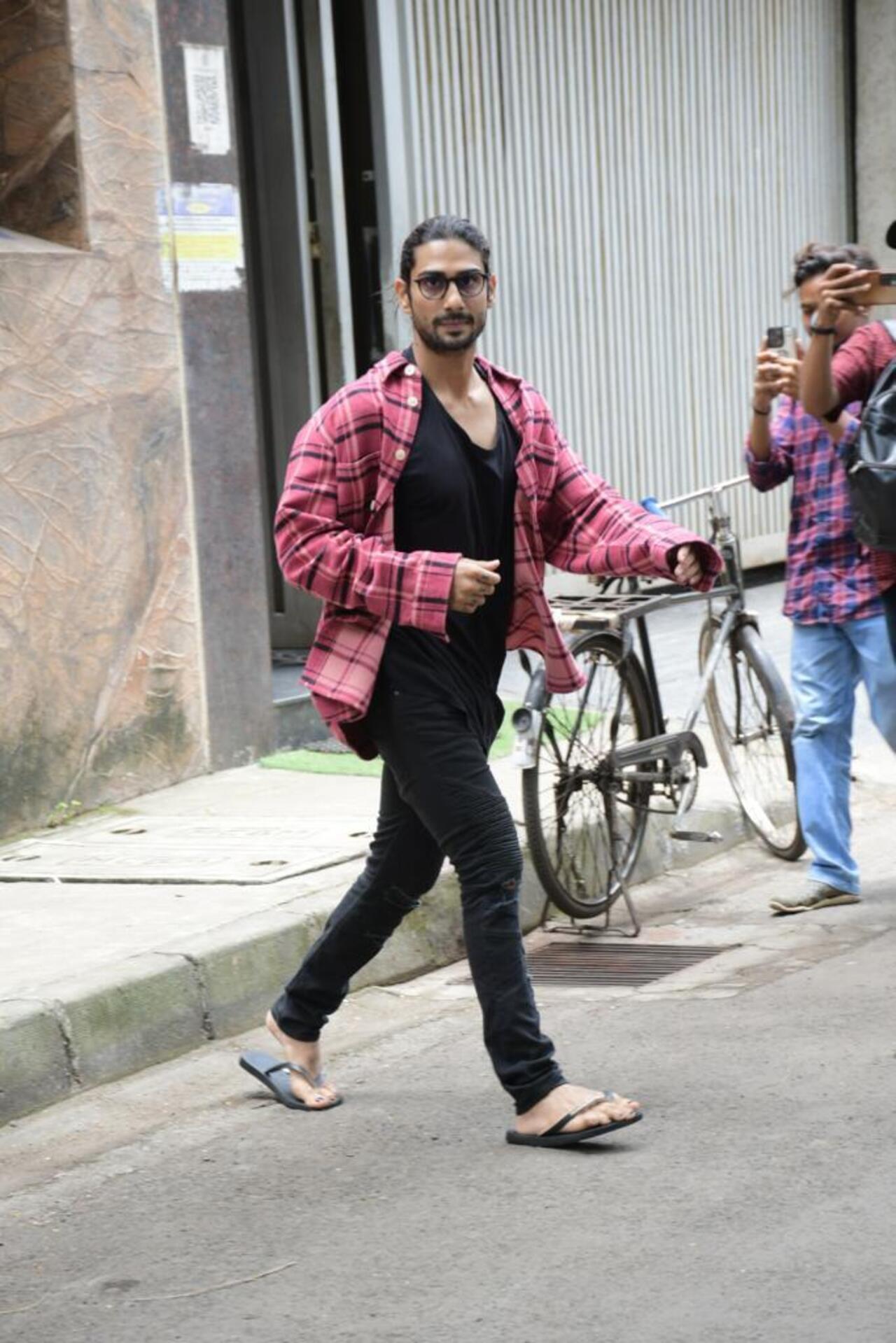 Prateik Babbar got clicked in the city. The actor was wearing a black T-shirt with matching jeans paired with a pink shirt