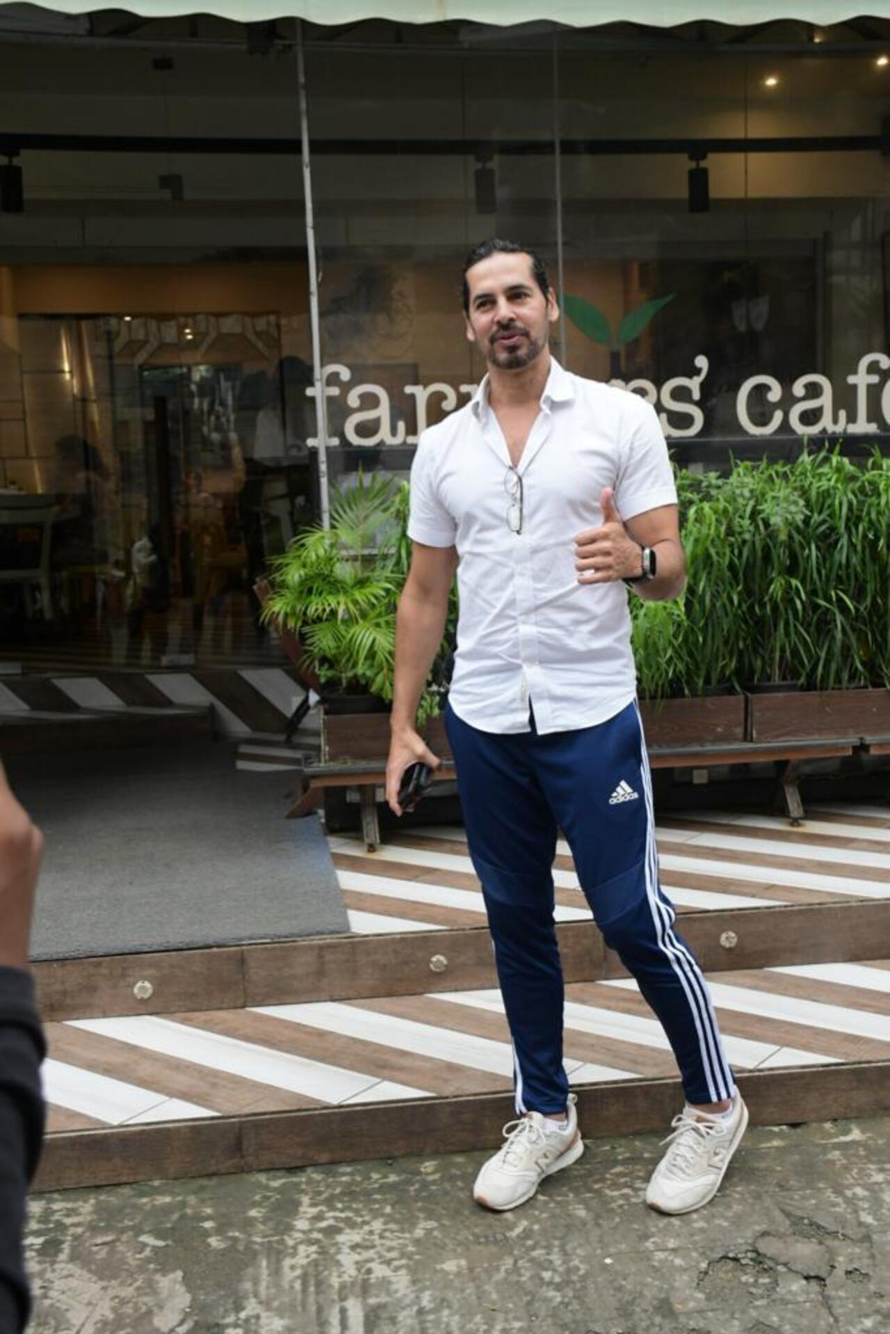  Dino Morea was looking dashing as he paired a cool white shirt with blue jeans